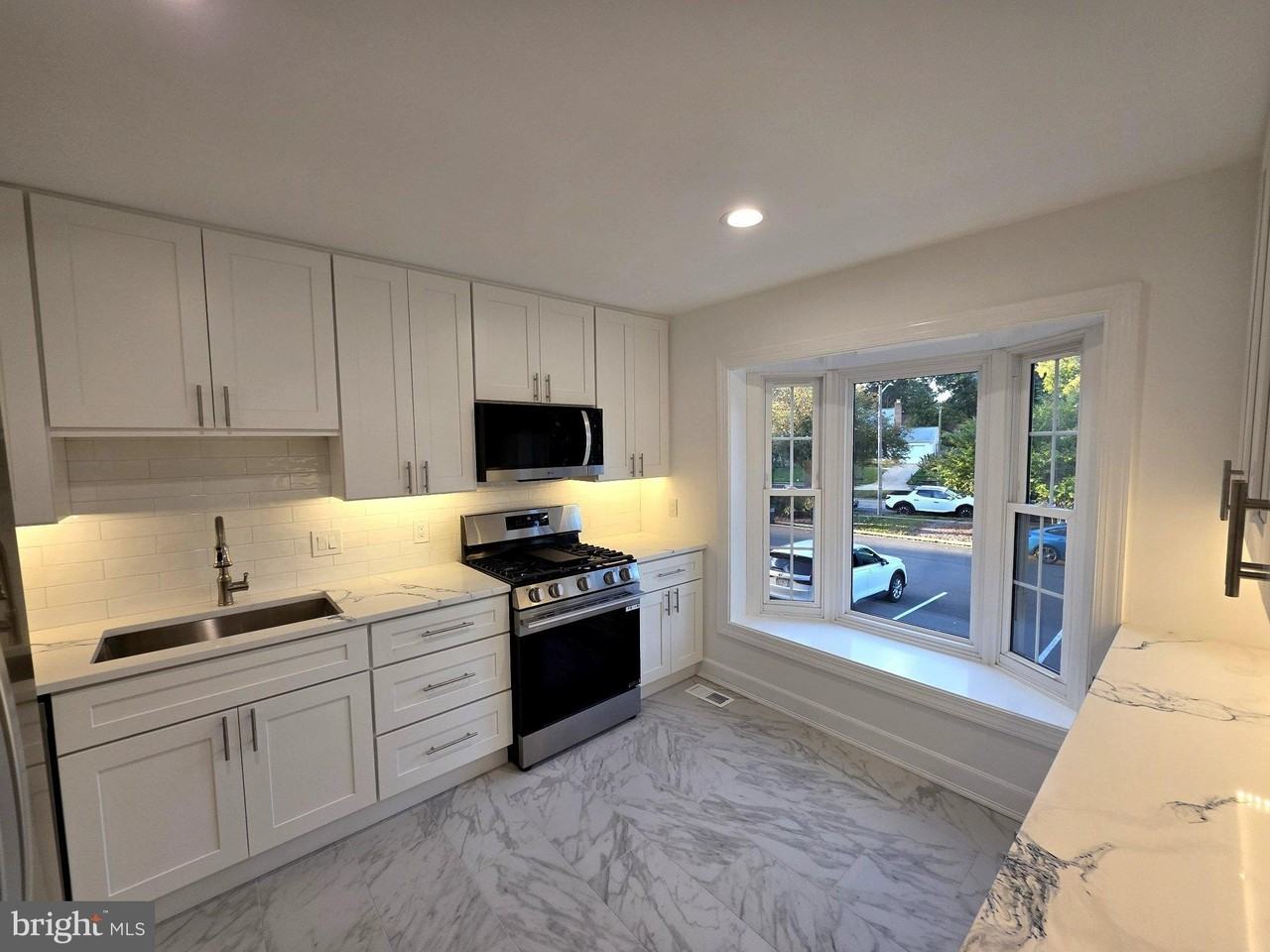 7913 Edinburgh Dr - Photo 3 of 36