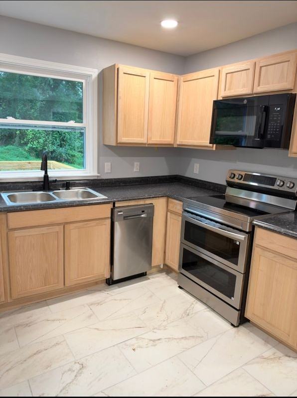 845 Hundley St ##B - Photo 4 of 20