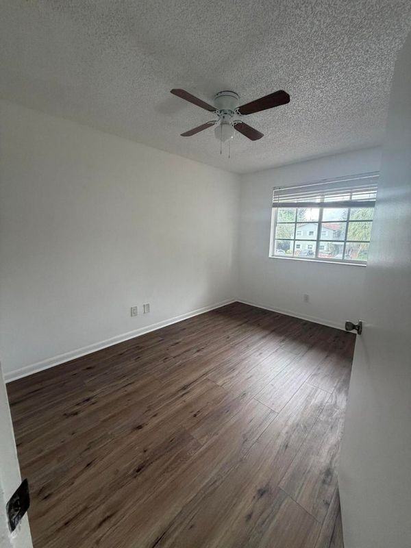 8985 Nw 38th Dr - Photo 5 of 12