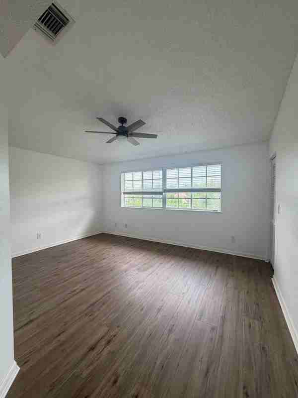 8985 Nw 38th Dr - Photo 6 of 12