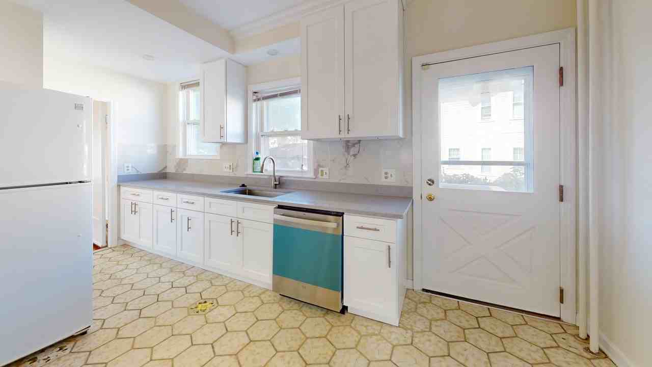81 Bellevue Ave - Photo 5 of 19