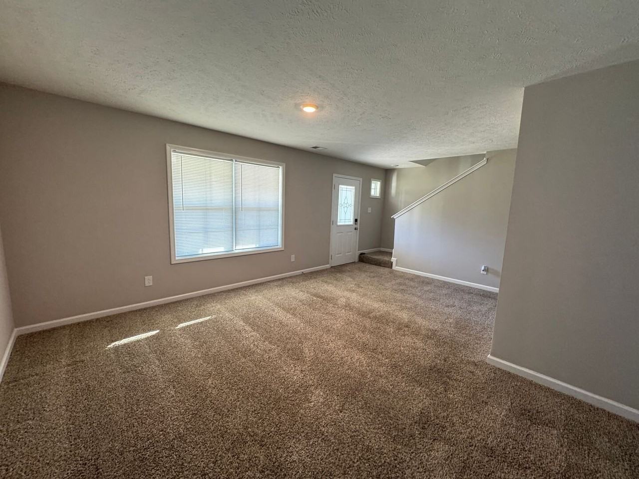 220 Tarrytown Dr - Photo 3 of 25