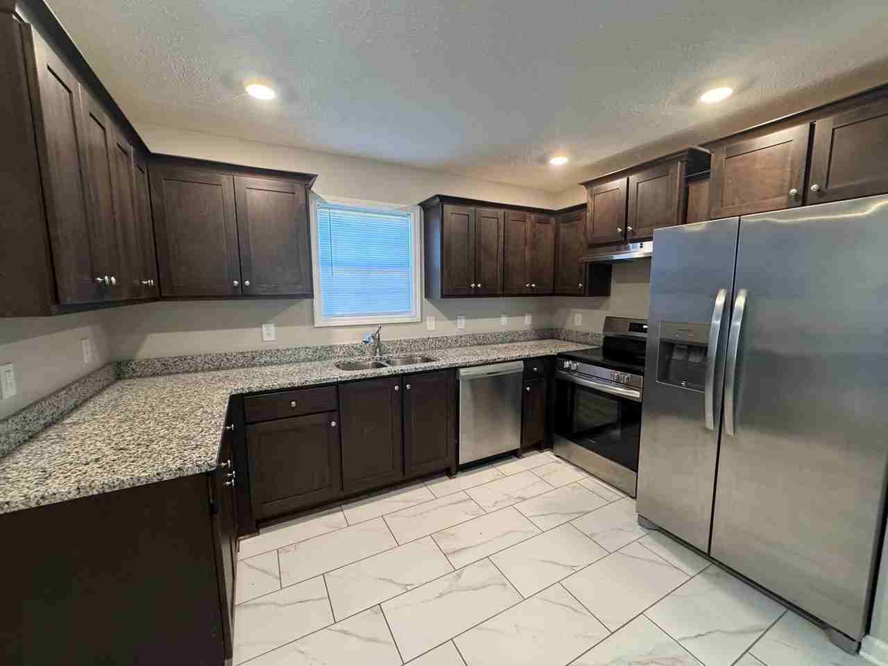 220 Tarrytown Dr - Photo 5 of 25