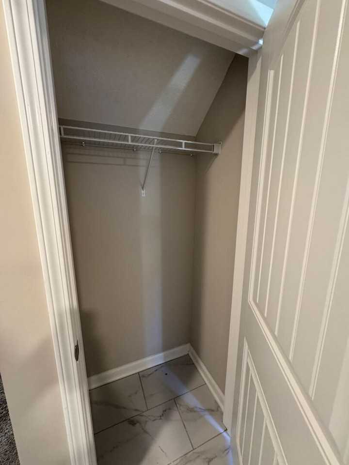 220 Tarrytown Dr - Photo 7 of 25