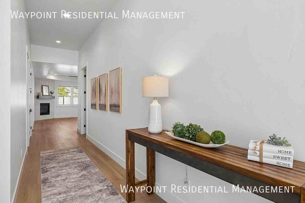2330 E Monhegan Dr - Photo 3 of 40