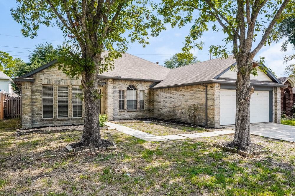 19010 Dee Woods Dr - Photo 3 of 16