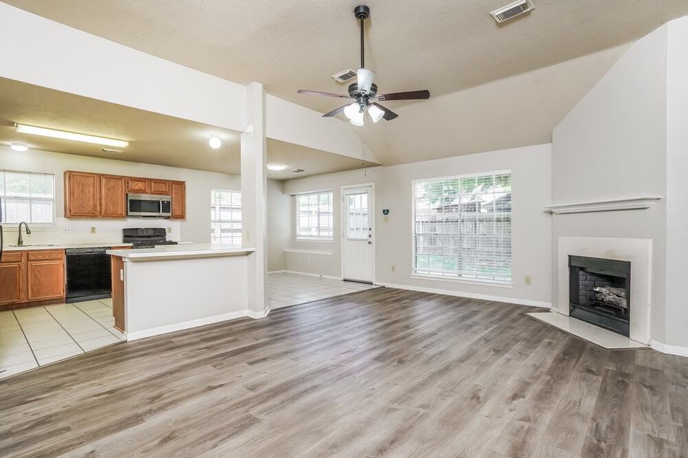19010 Dee Woods Dr - Photo 4 of 16