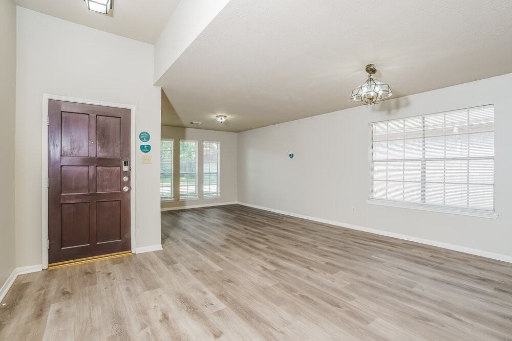 19010 Dee Woods Dr - Photo 5 of 16