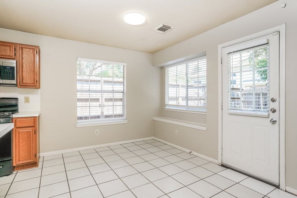 19010 Dee Woods Dr - Photo 6 of 16