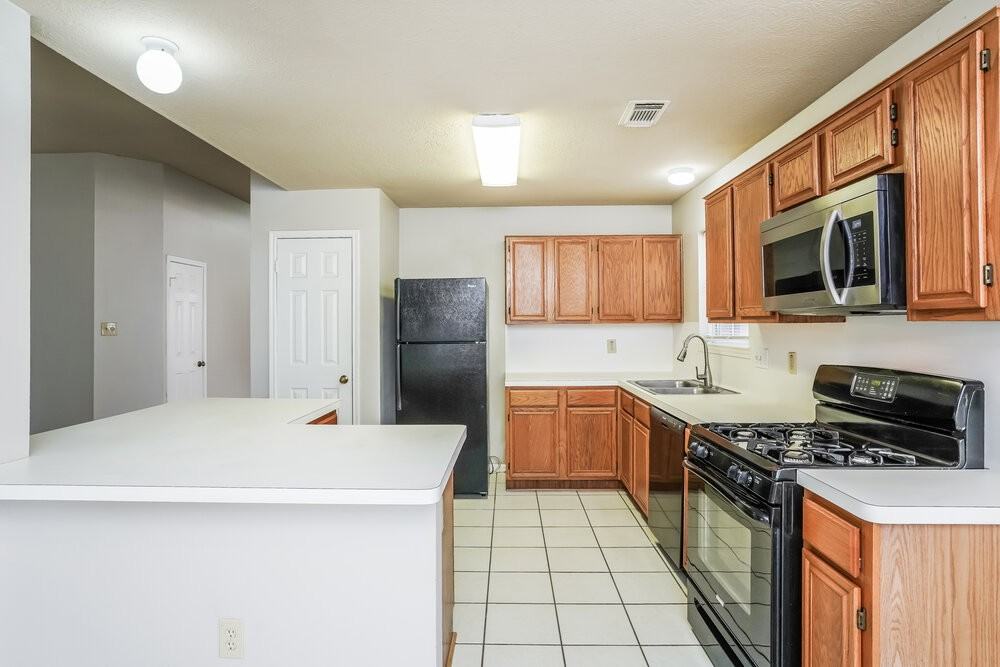 19010 Dee Woods Dr - Photo 7 of 16