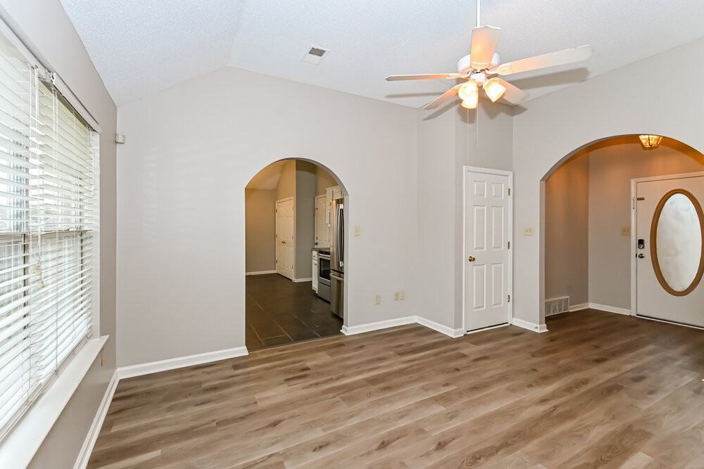 9908 Morgan Manor Dr - Photo 4 of 17