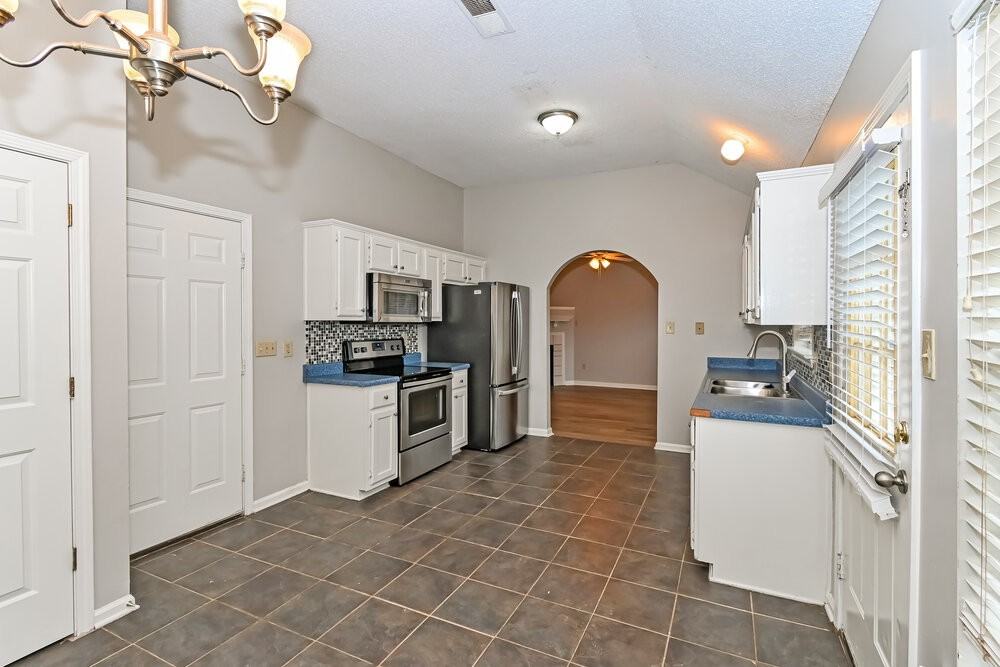 9908 Morgan Manor Dr - Photo 7 of 17