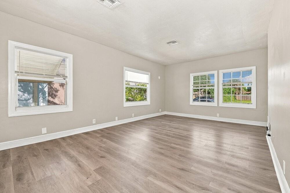 720 51st St - Photo 5 of 16