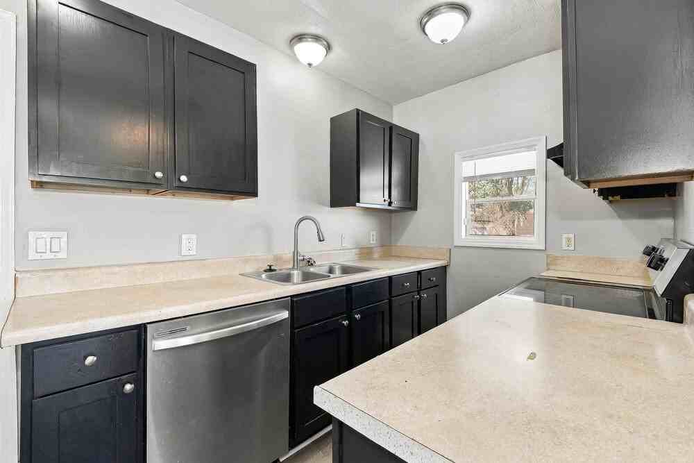 720 51st St - Photo 7 of 16