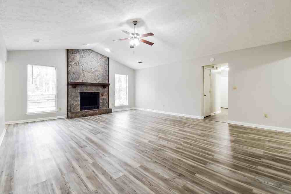 5360 Biffle Ln - Photo 3 of 16