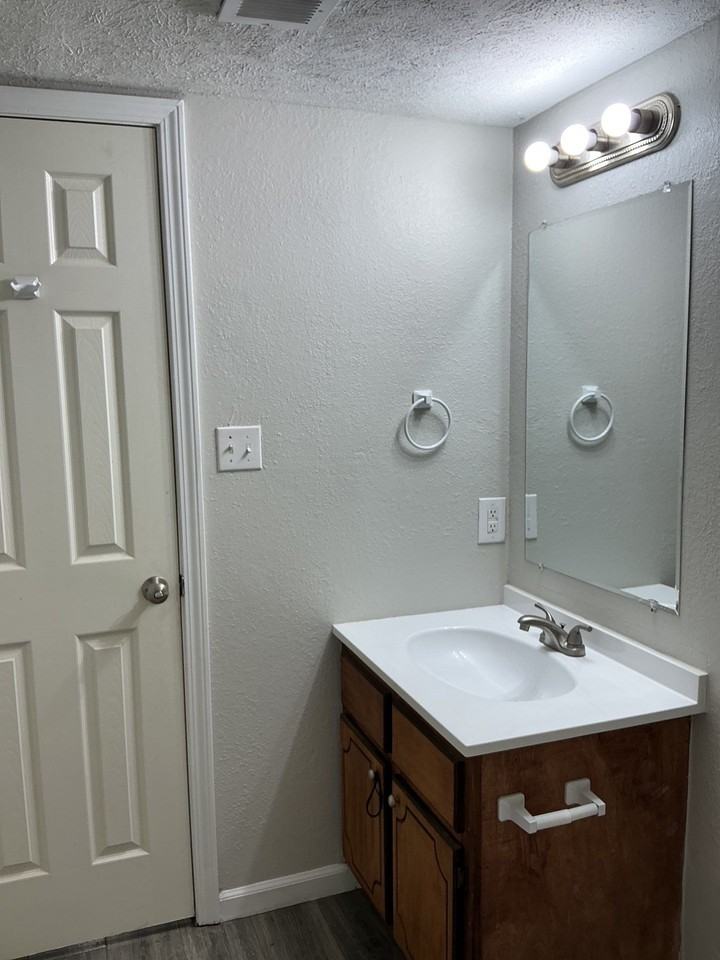 29 Camelot Cove #1 - Photo 3 of 7