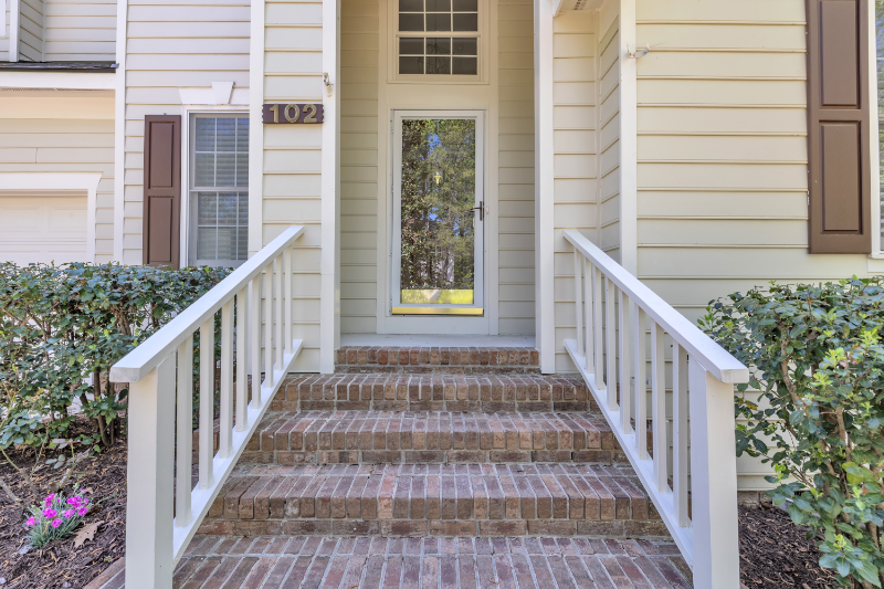 102 Cove Creek Dr - Photo 3 of 36