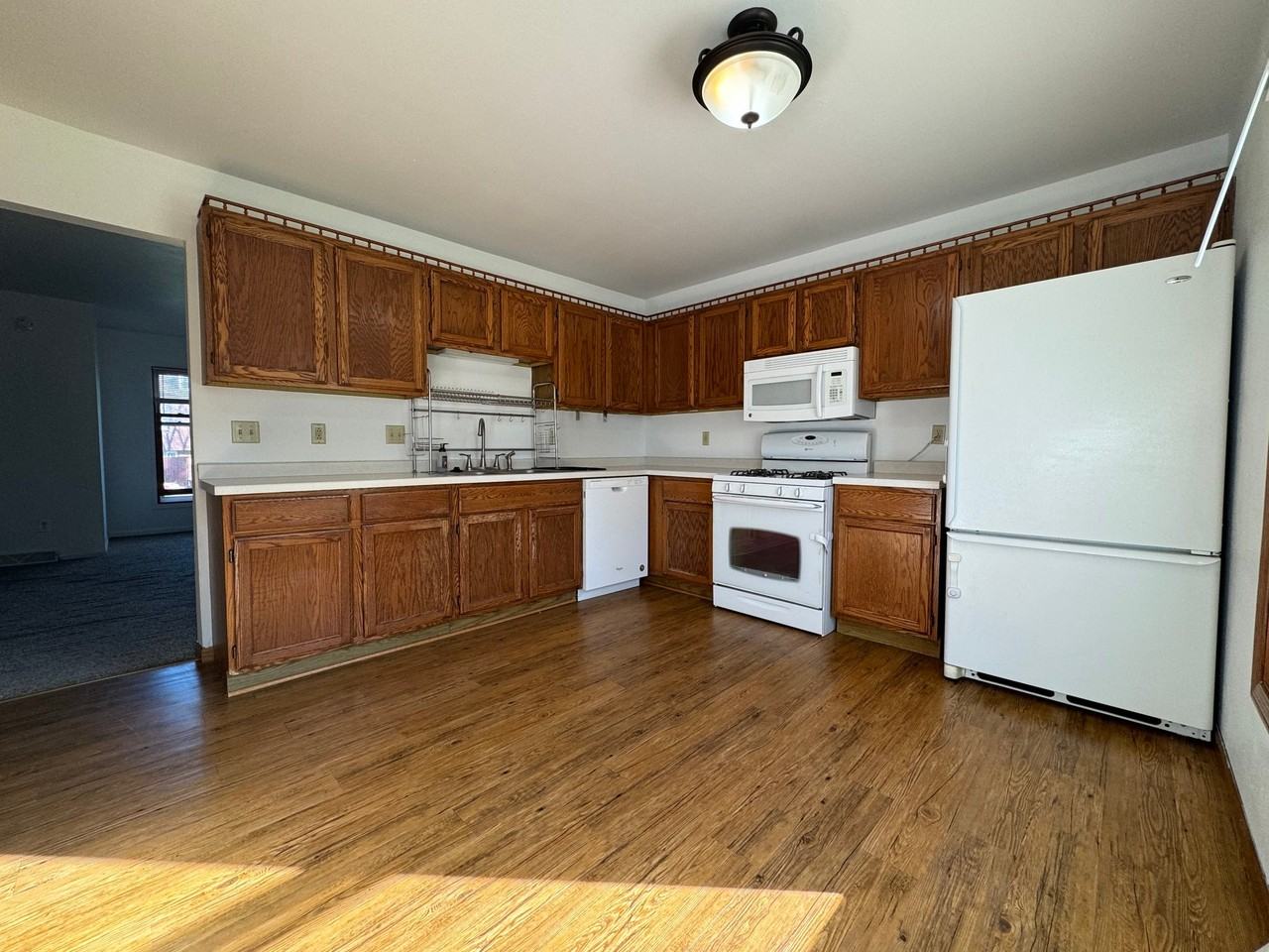 1942 Camden Ln - Photo 2 of 10