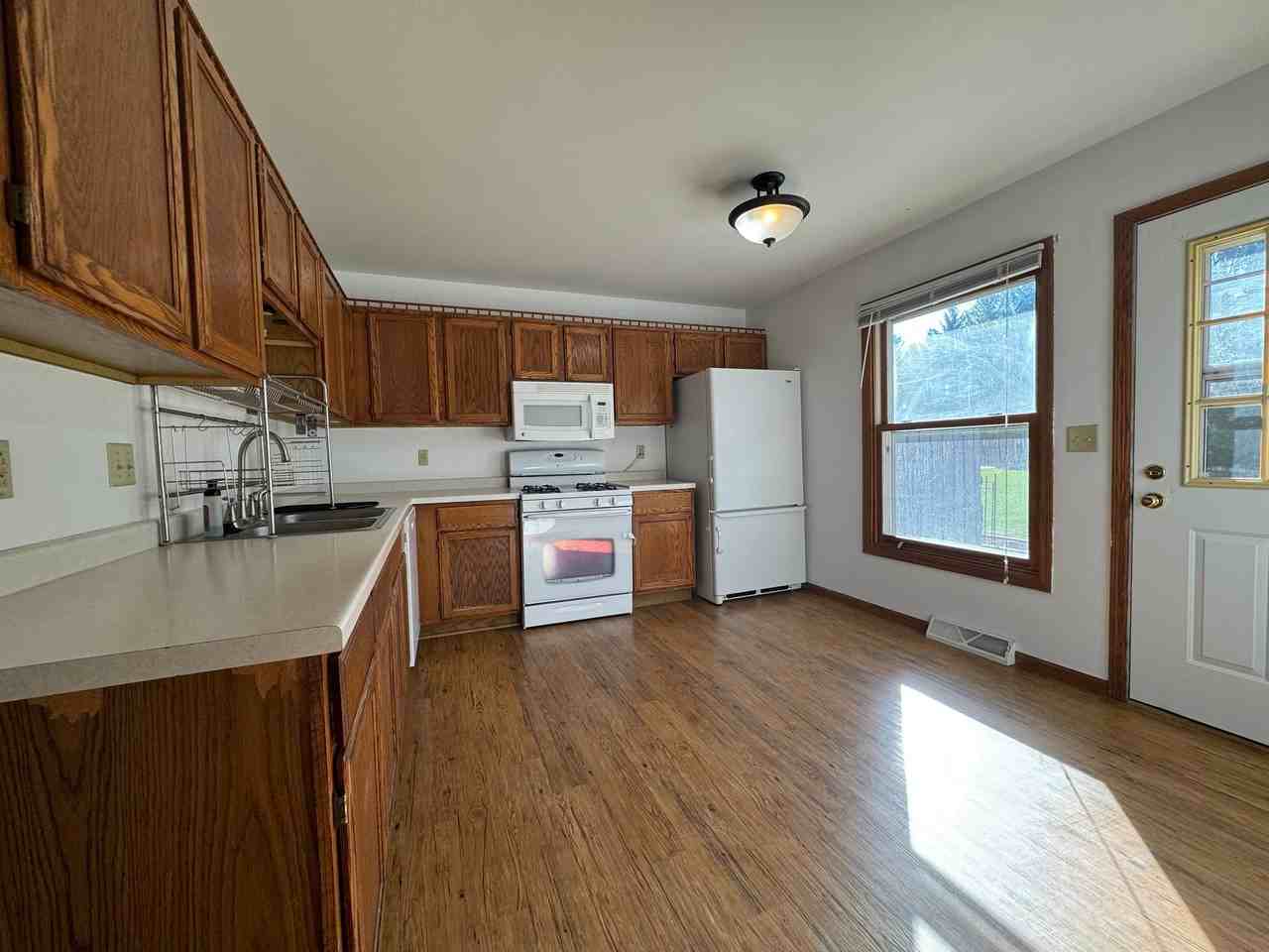 1942 Camden Ln - Photo 3 of 10