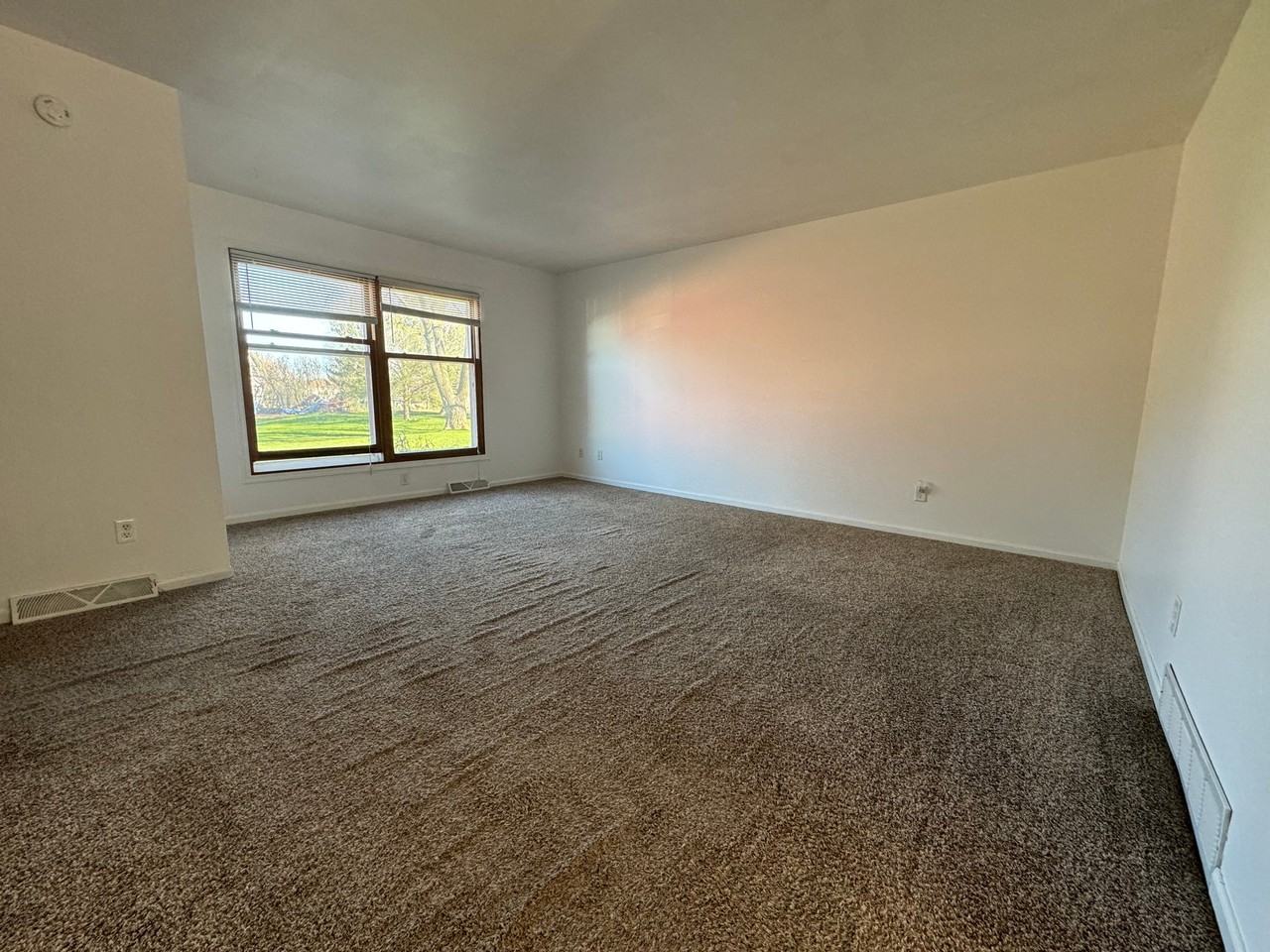 1942 Camden Ln - Photo 4 of 10
