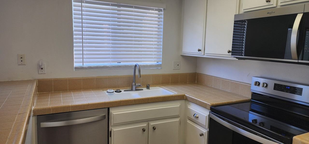 714 N Irena Ave #C - Photo 3 of 23