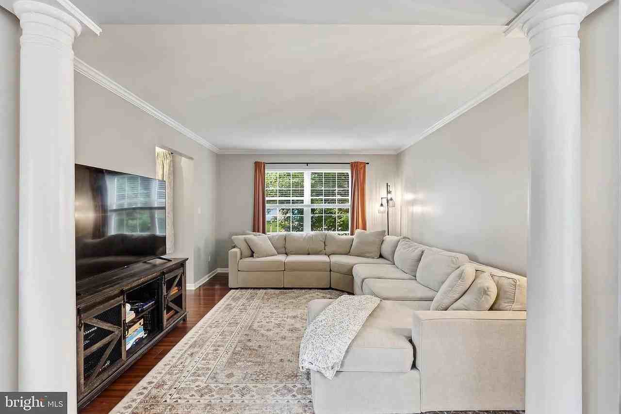 350 Sunnyside Ln - Photo 6 of 20