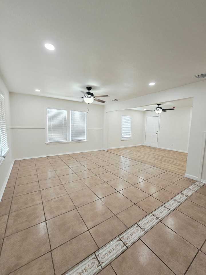 215 Lyric St - Photo 2 of 11