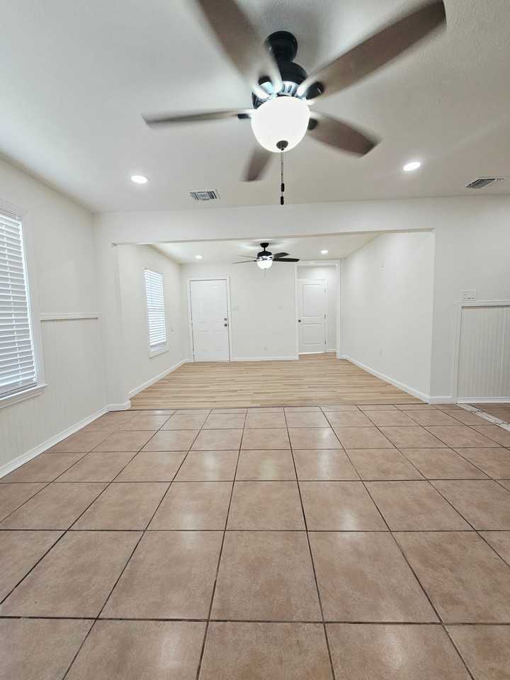 215 Lyric St - Photo 3 of 11