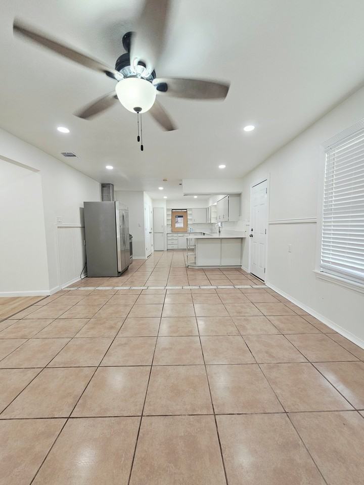 215 Lyric St - Photo 4 of 11