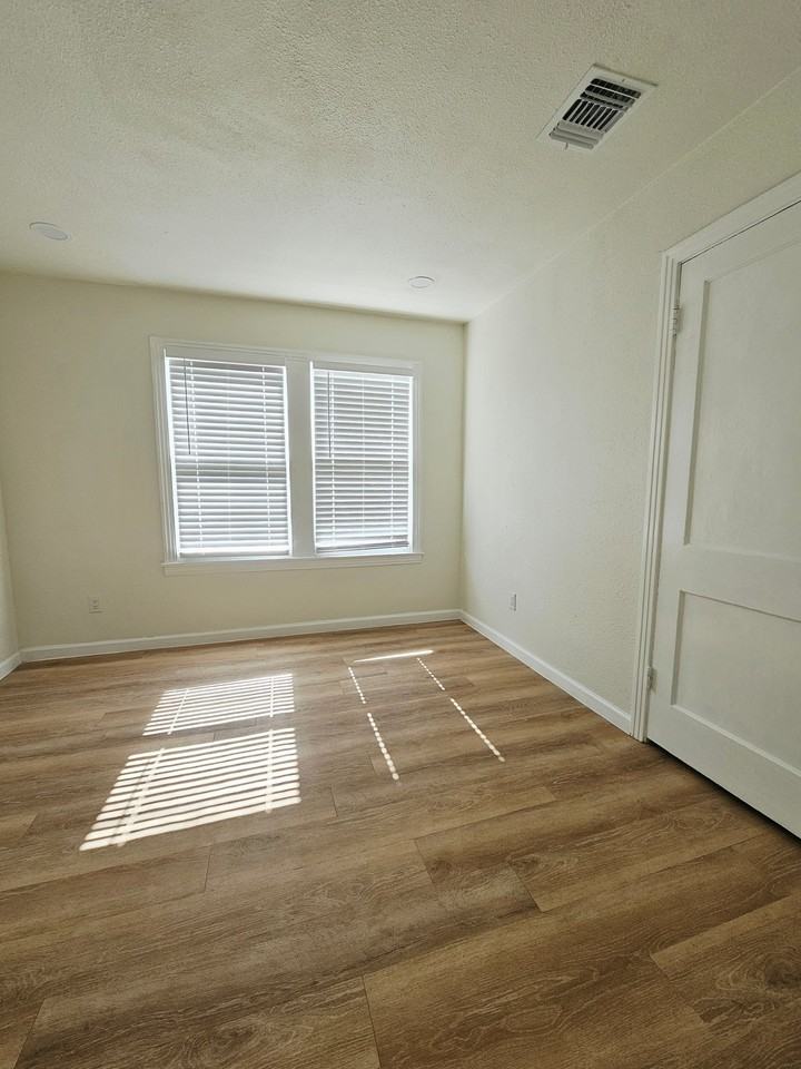 215 Lyric St - Photo 6 of 11