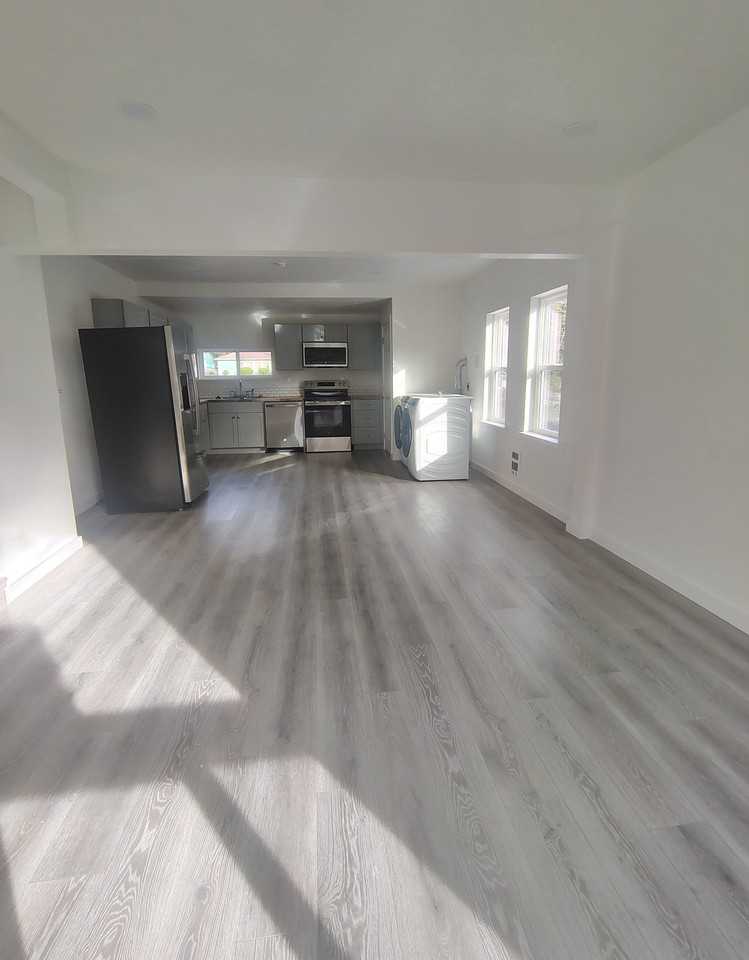 1556 6th St - Photo 3 of 20