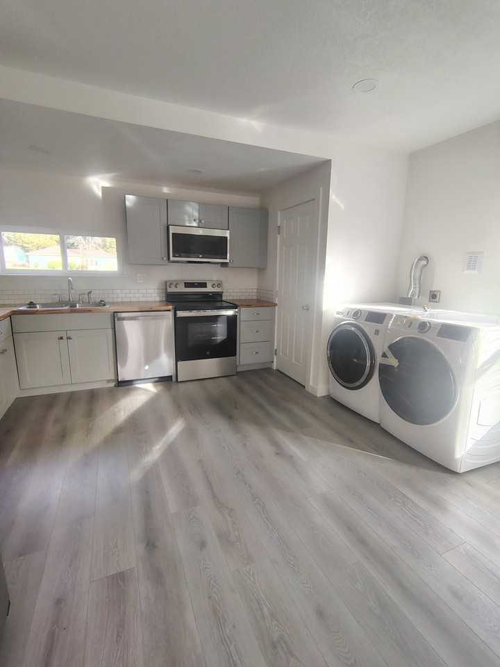 1556 6th St - Photo 5 of 20