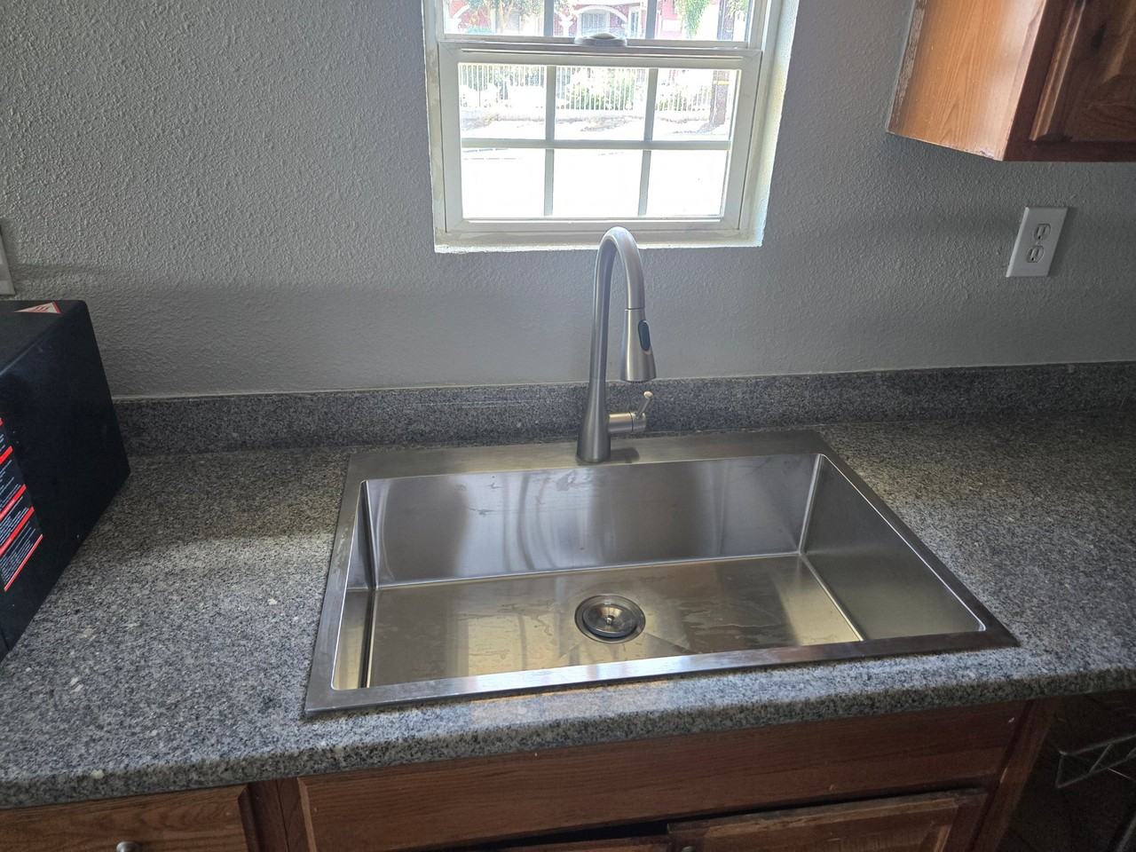 639 S Hinkley Ave - Photo 2 of 9