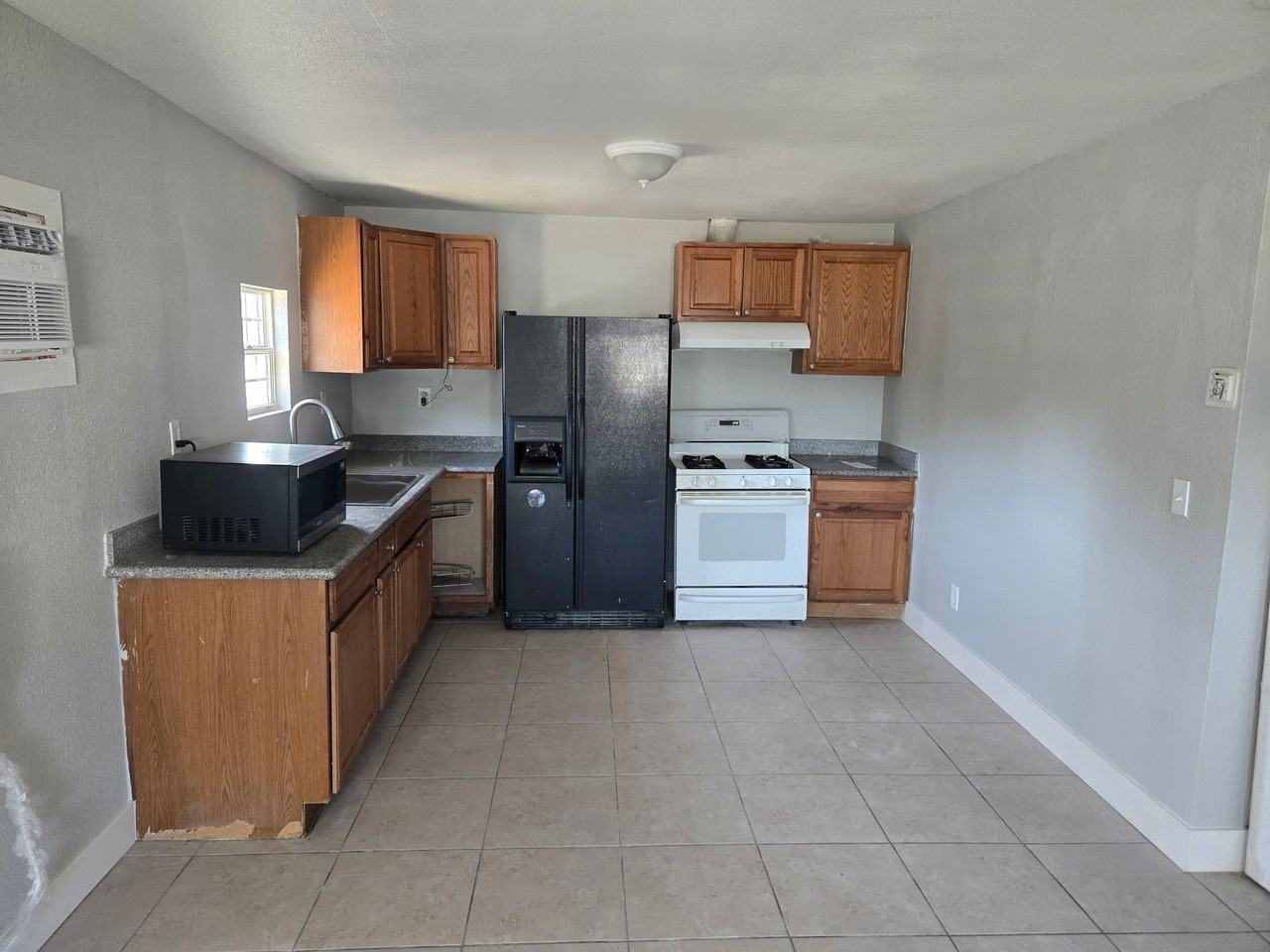 639 S Hinkley Ave - Photo 3 of 9