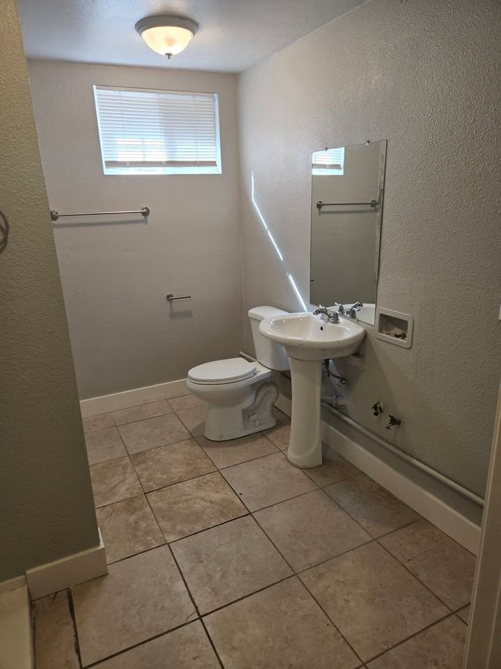 639 S Hinkley Ave - Photo 5 of 9