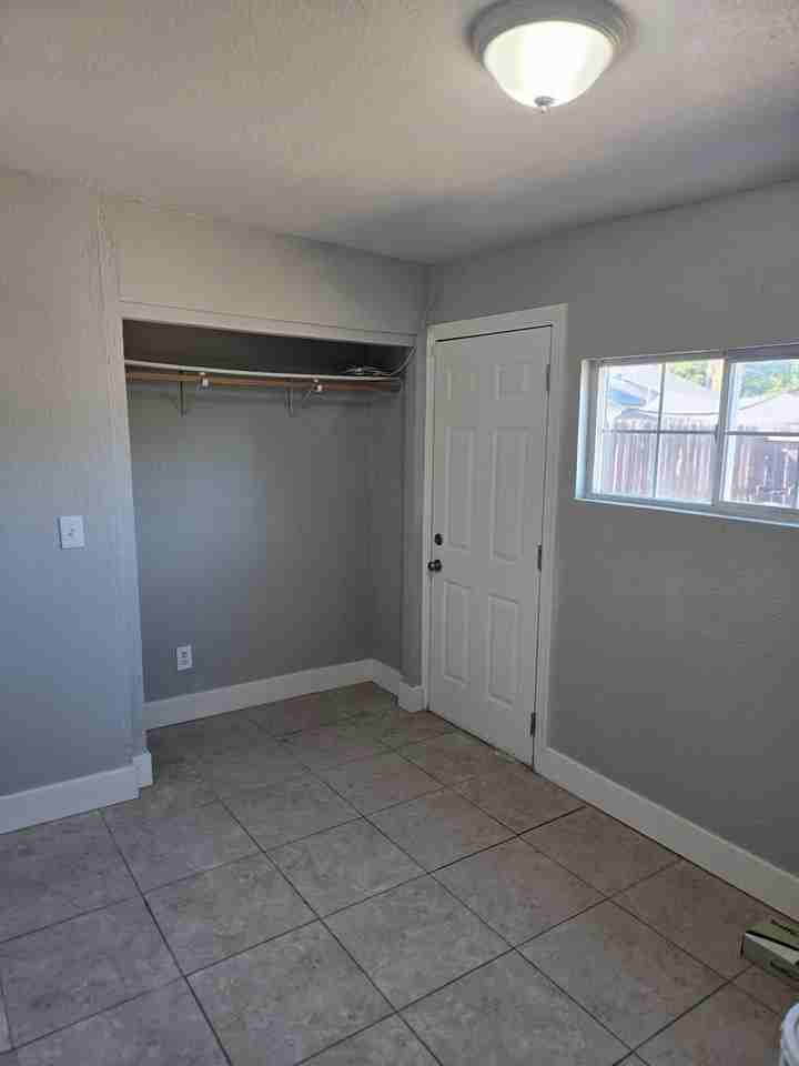 639 S Hinkley Ave - Photo 7 of 9