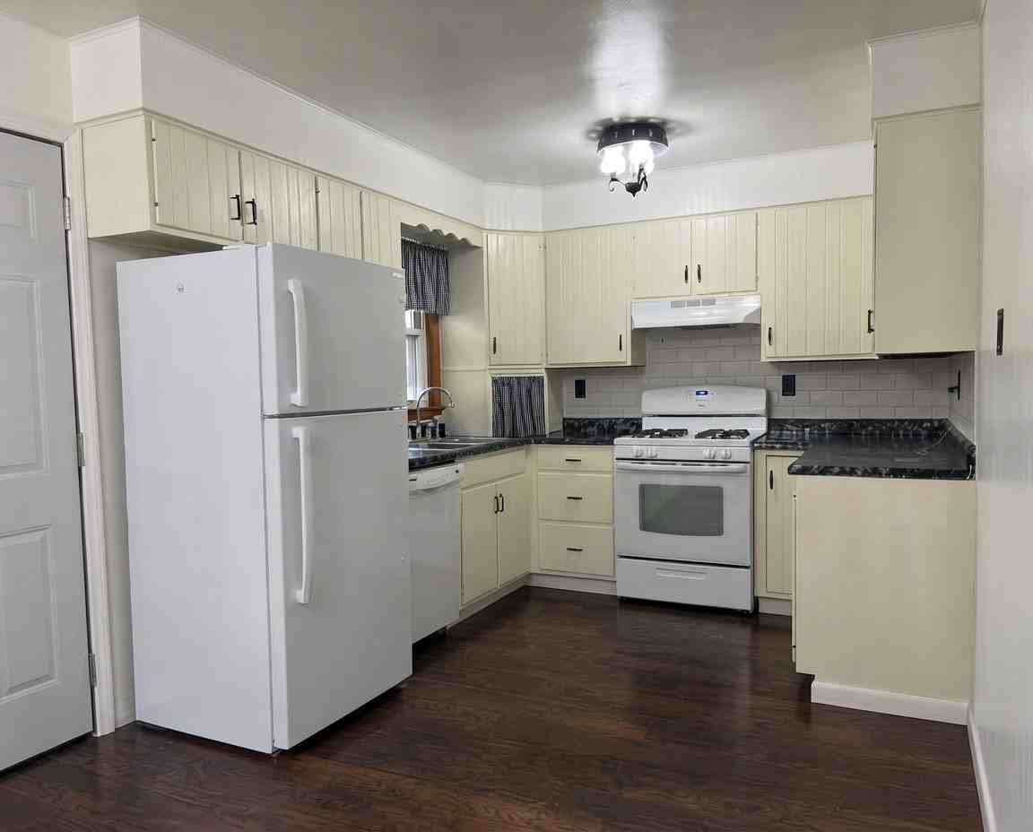 1041 Westview Dr - Photo 2 of 7