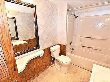 9248 Wadsworth Rd - Photo 5 of 13