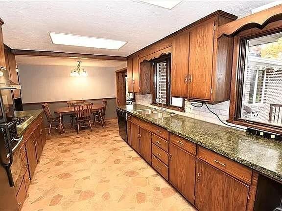 9248 Wadsworth Rd - Photo 6 of 13