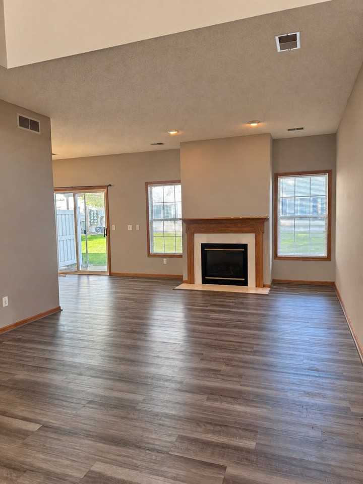 1471 Yorkshire Ln - Photo 2 of 17