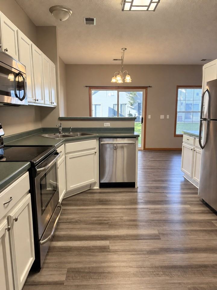 1471 Yorkshire Ln - Photo 5 of 17