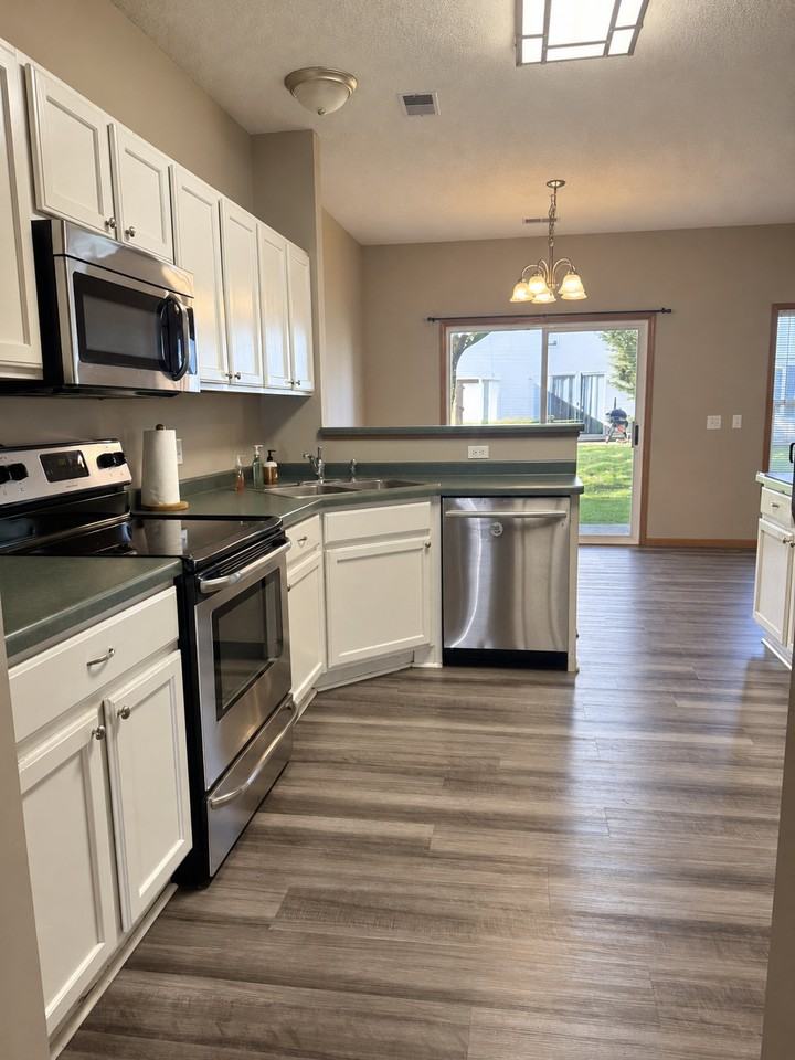 1471 Yorkshire Ln - Photo 6 of 17