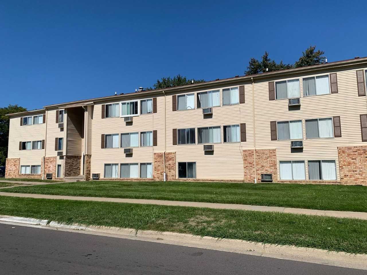 370 W Hopkins Ave - Photo 4 of 50