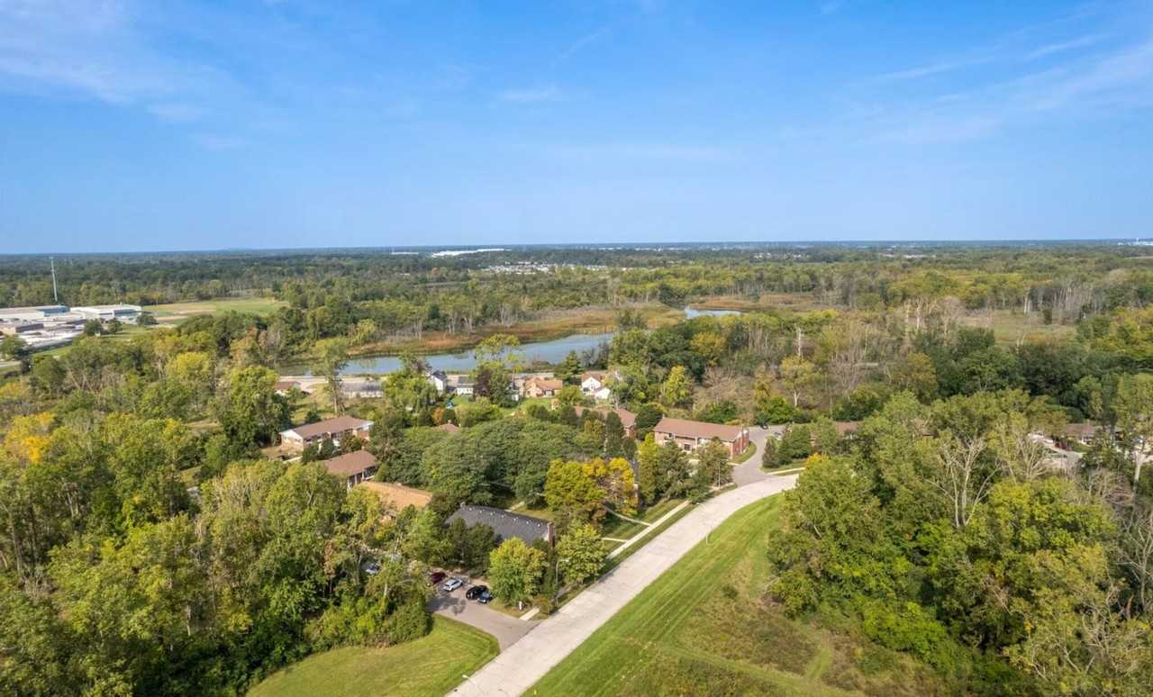 30040 Kingsbridge Dr - Photo 4 of 33