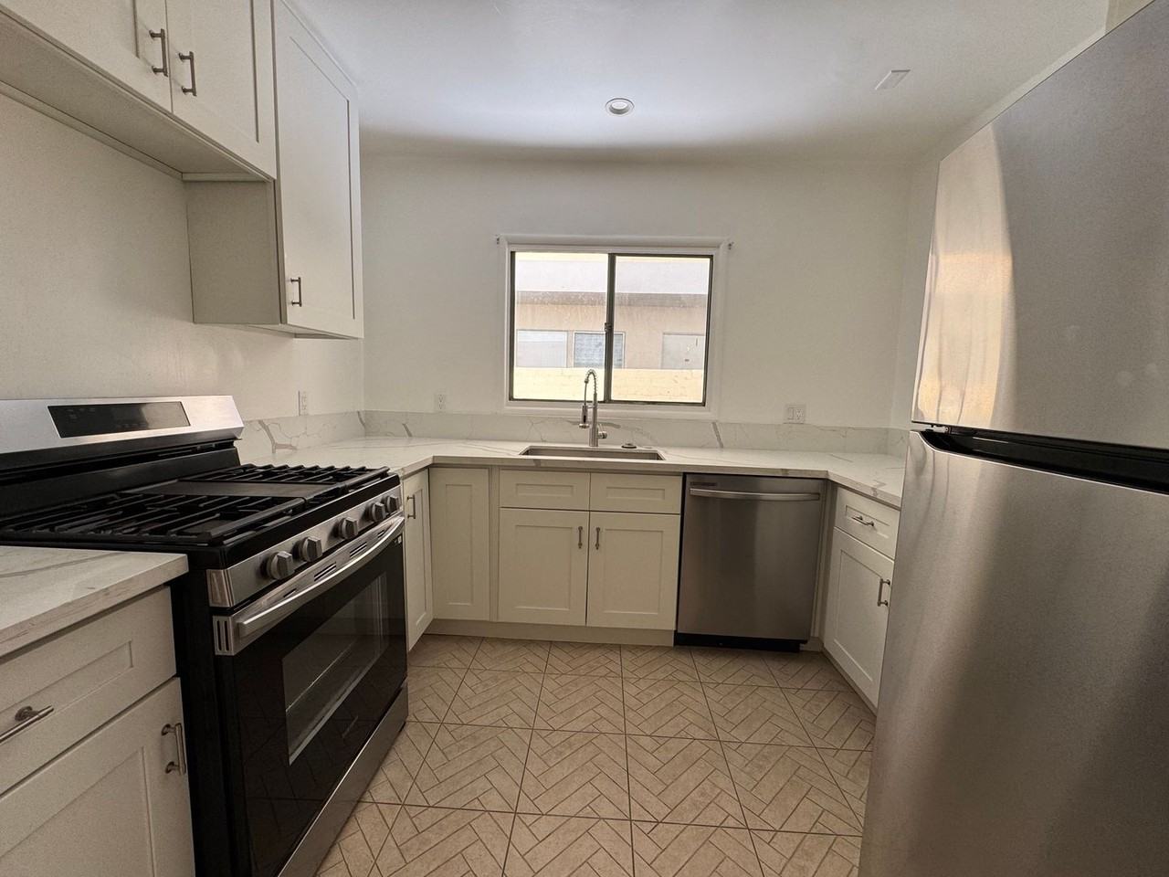 337 S Rexford Dr #3 - Photo 3 of 6