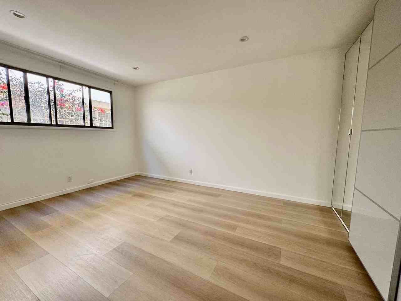 337 S Rexford Dr #3 - Photo 4 of 6