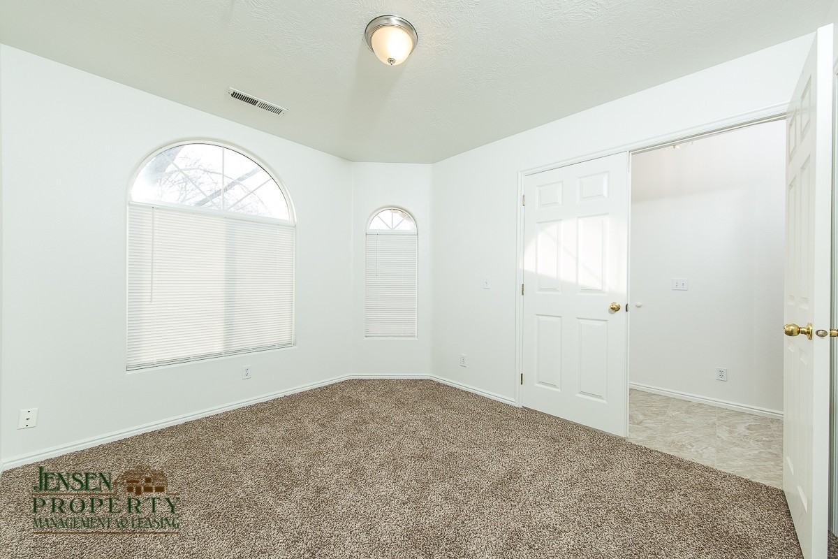547 S Fiesta Dr - Photo 5 of 19