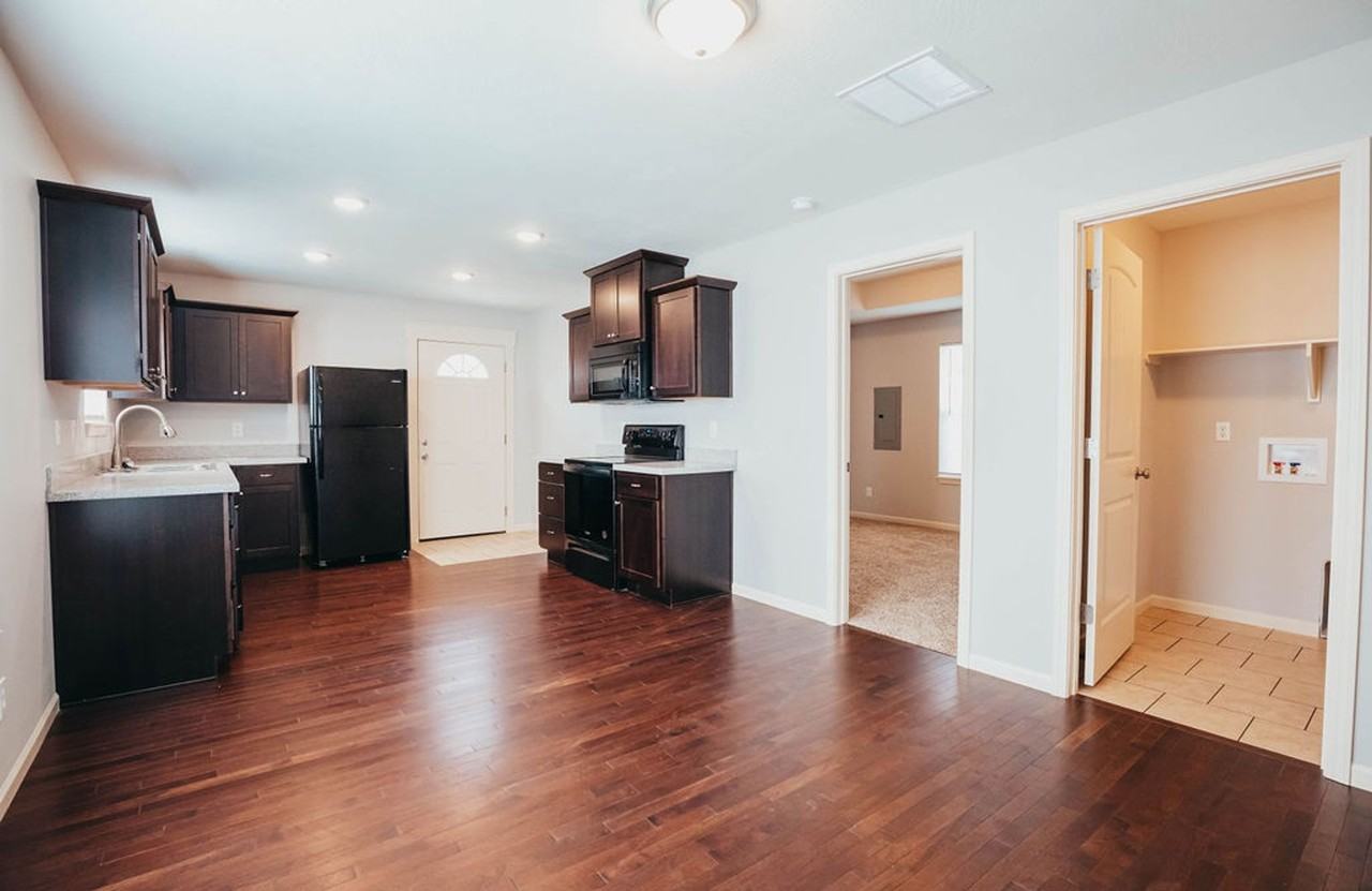 1337 S Florence Ave - Photo 3 of 20