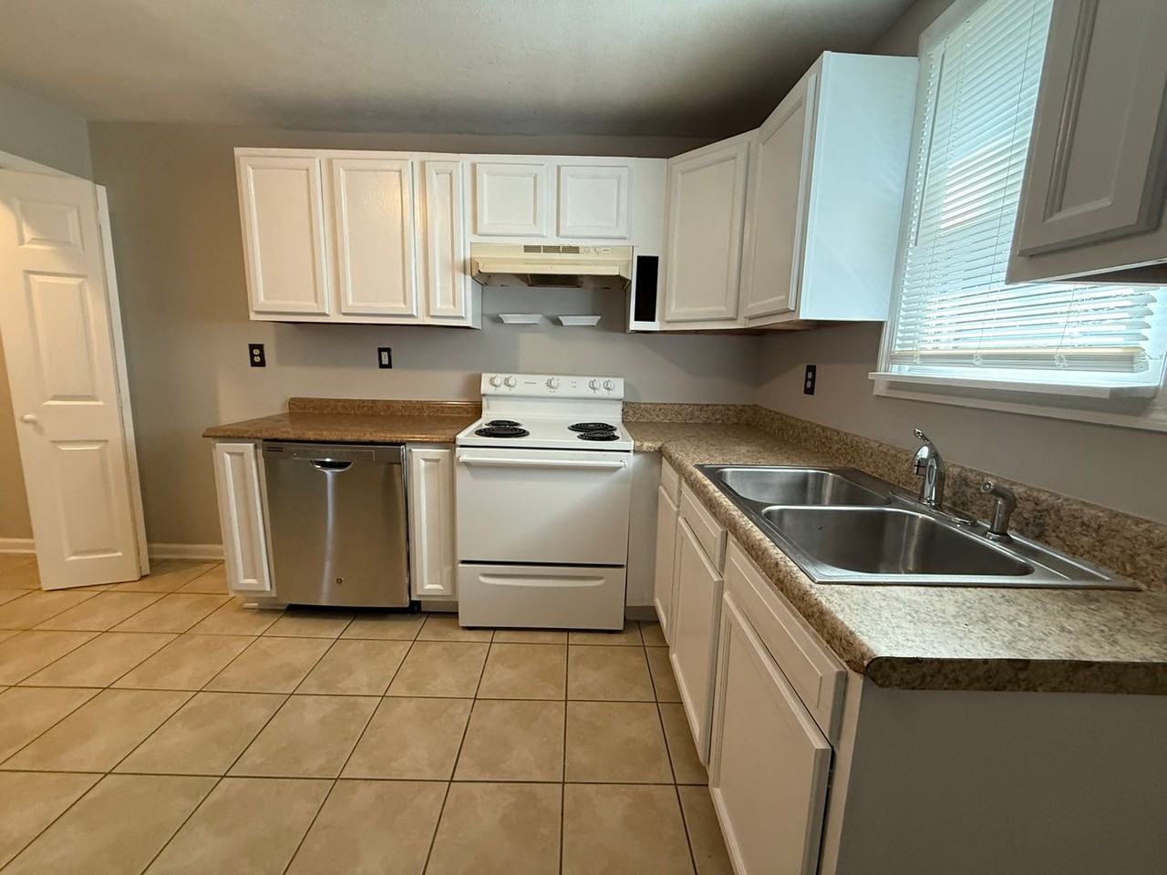 1124 Chester Ave - Photo 3 of 24