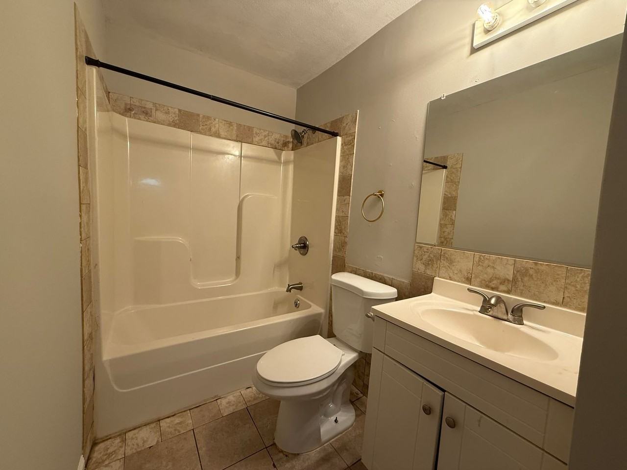 1124 Chester Ave - Photo 5 of 24